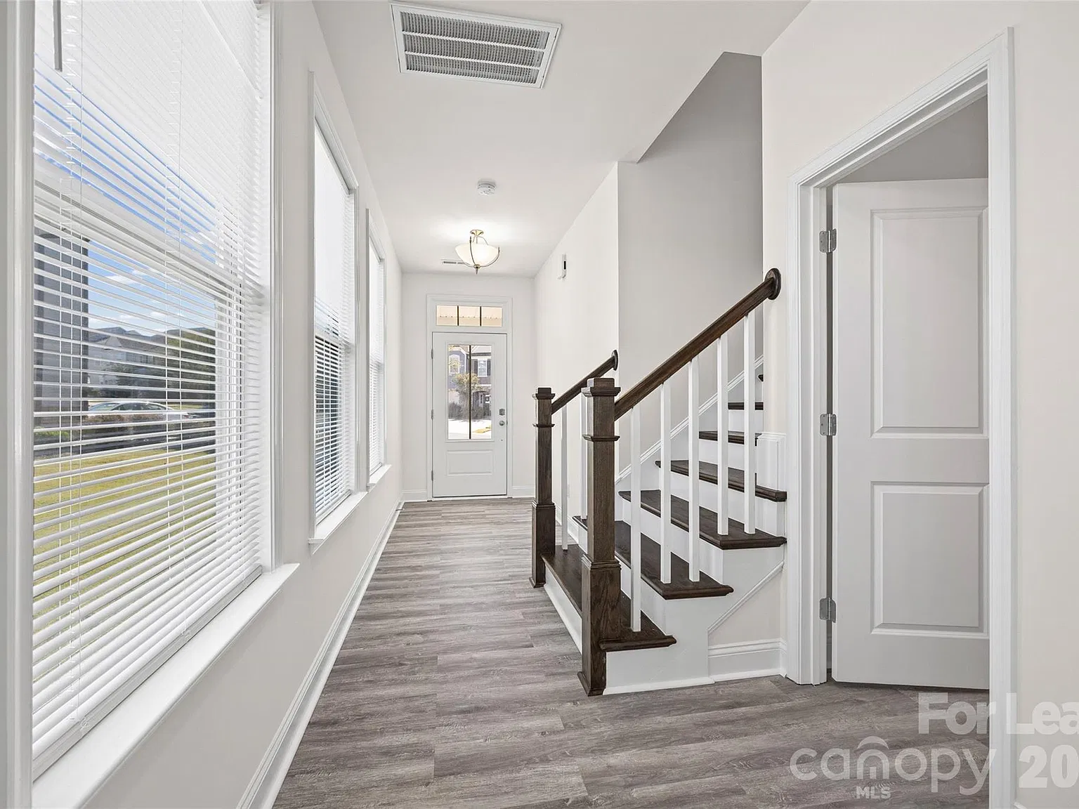 3 bed, 2.5 bath, 2325 sqft, $2,700 — Photo 3
