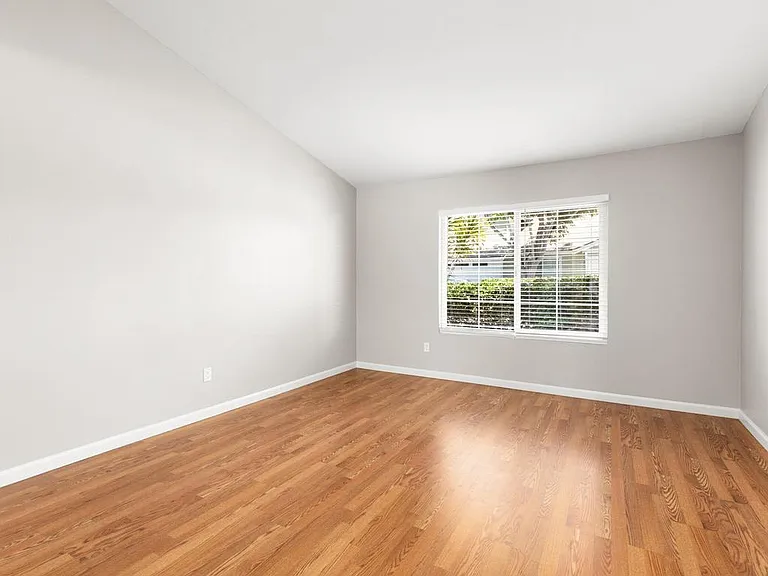 2975 Lexington Cir — Photo 17