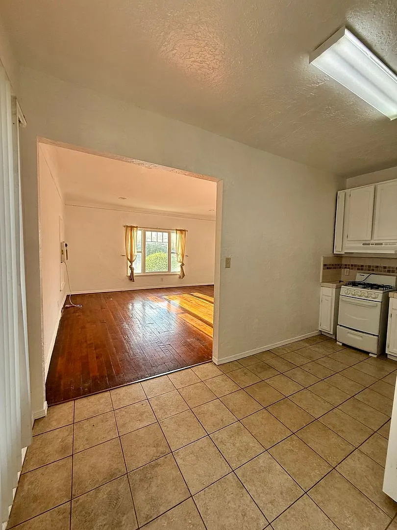 1534 Winona Blvd. — Photo 4