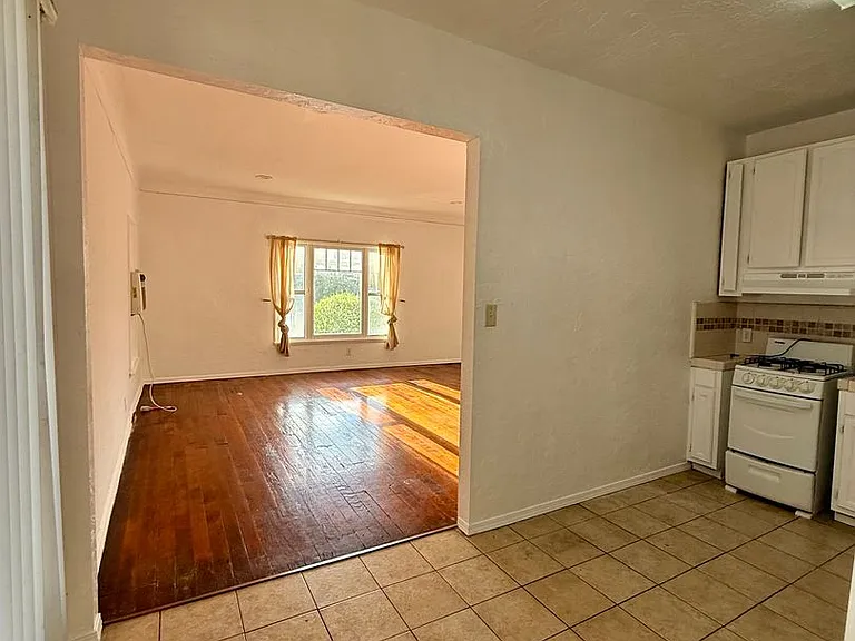 1534 Winona Blvd — Photo 9