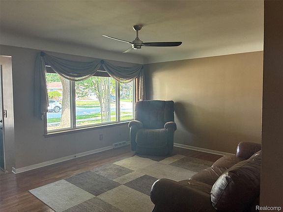 5th image of 26644 Marilyn Ave