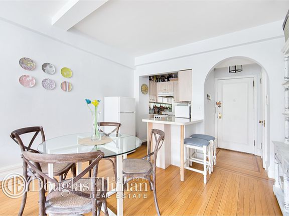 5th image of 121 W 72nd St APT 6F