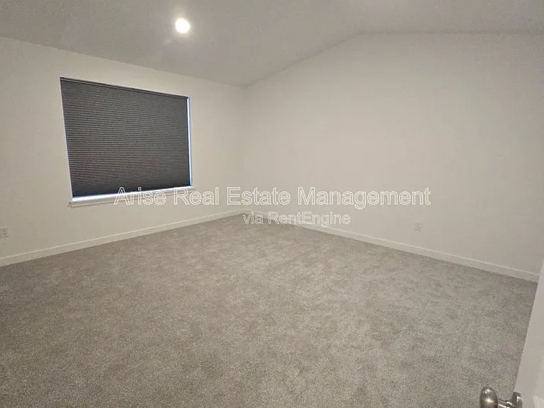 652 NE McCampbell St — Photo 16
