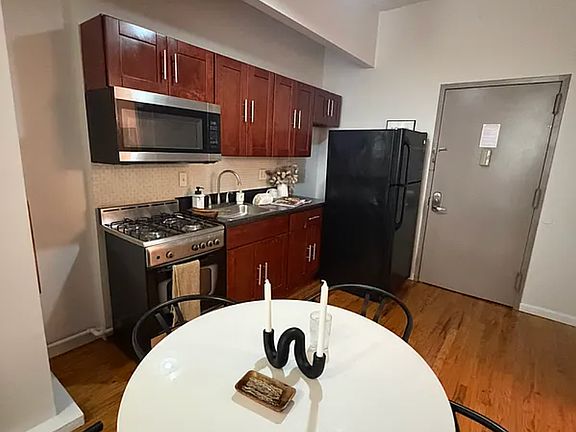 4th image of 112 Lincoln Ave #127