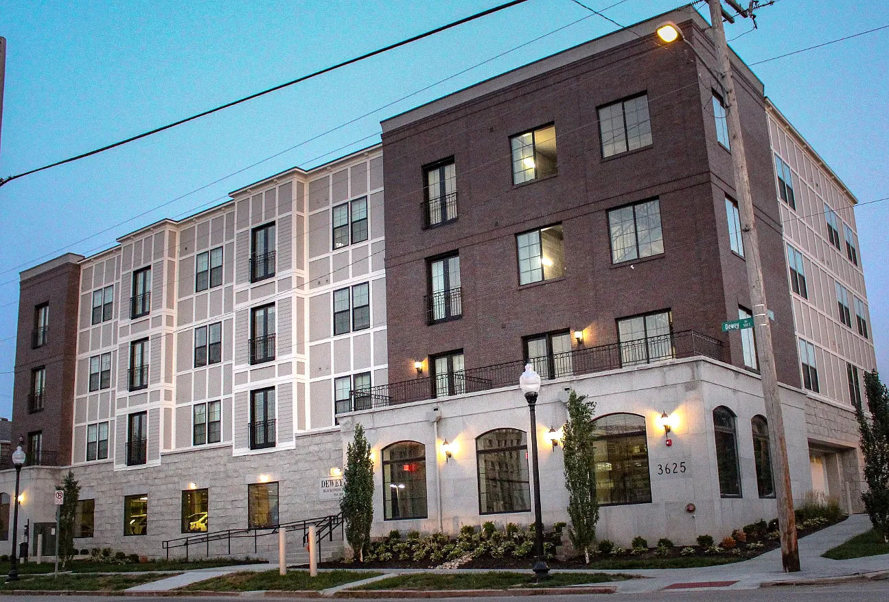Dewey 3700 Apartments — Photo 2