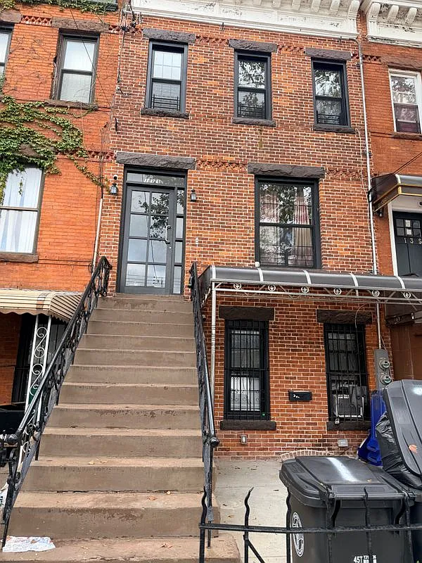 3 bed, 1.0 bath, 816 sqft, $3,100 — Photo 1