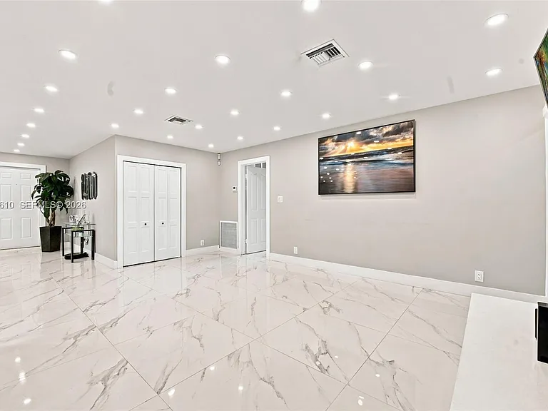 821 Ramblewood Dr — Photo 3