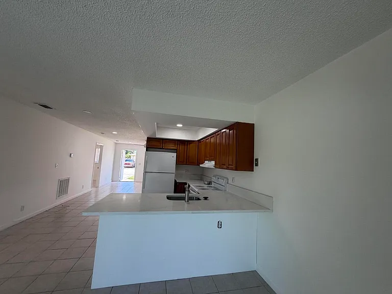443 SE 13th Ct — Photo 3