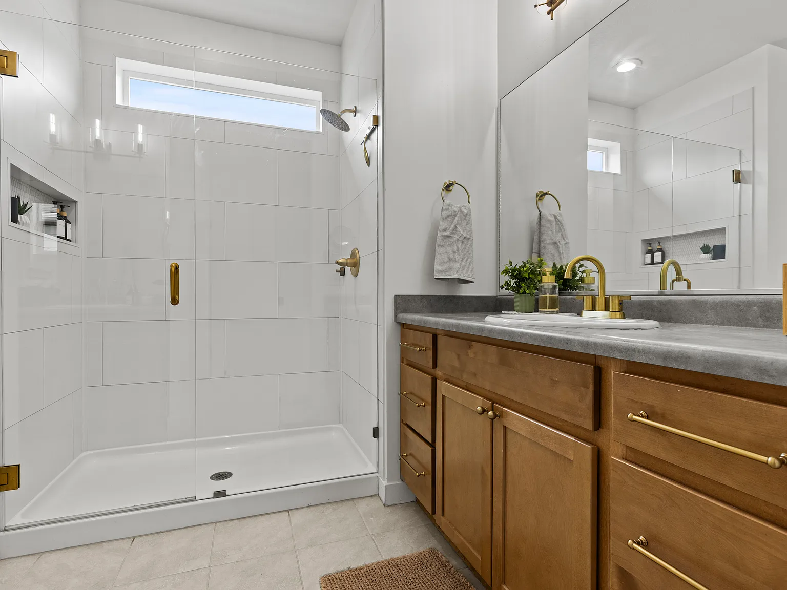 5 bed, 4044 sqft, $3,700 — Photo 4