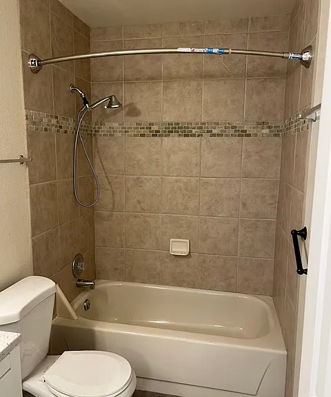 UPSTAIRS MAIN BATHROOM.