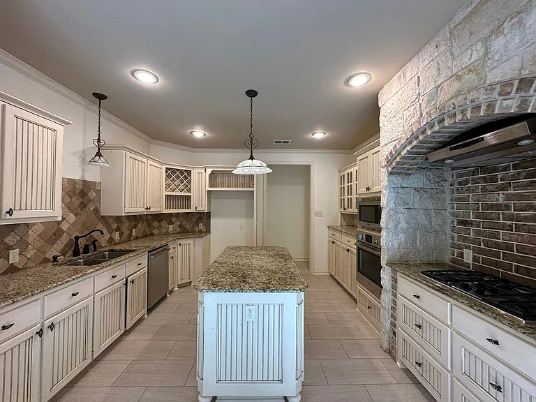 626 Huntwick Ln — Photo 6
