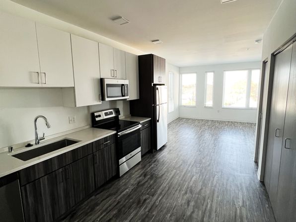 2900 N Oakland Ave #401