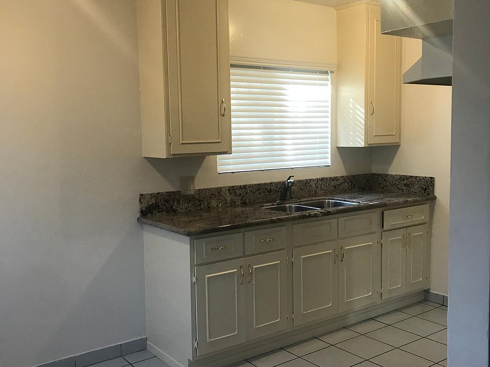 2nd image of 2641 S La Salle Ave APT 1
