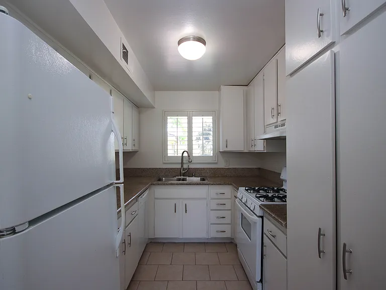 542 N Orange Grove Blvd — Photo 7