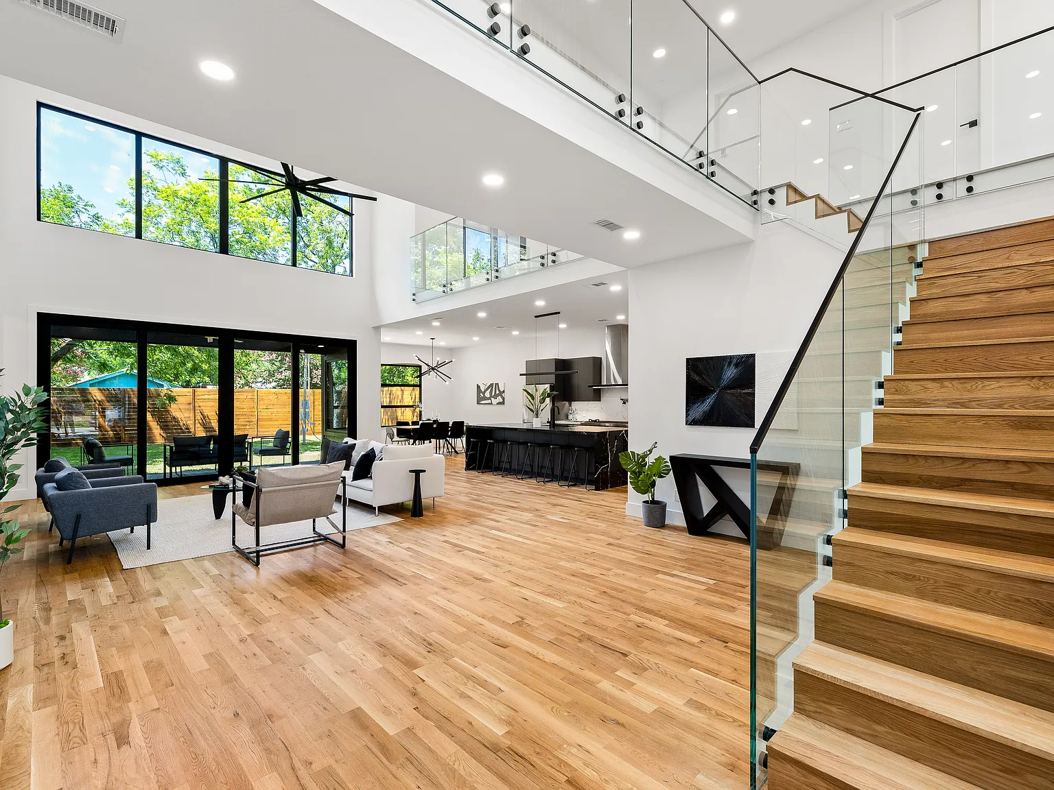 5 bed, 3.5 bath, 3830 sqft, $10,000 — Photo 3