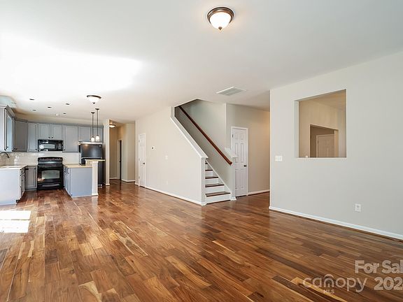 3rd image of 729 Rocky Grove Gln