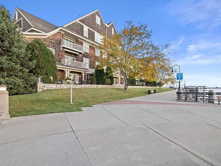 4 Gaslight Dr #203 — Photo 23