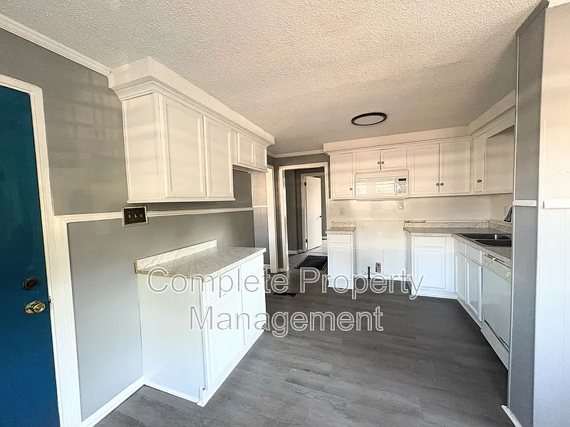 5 bed, 2.5 bath, 1911 sqft, $1,500 — Photo 3