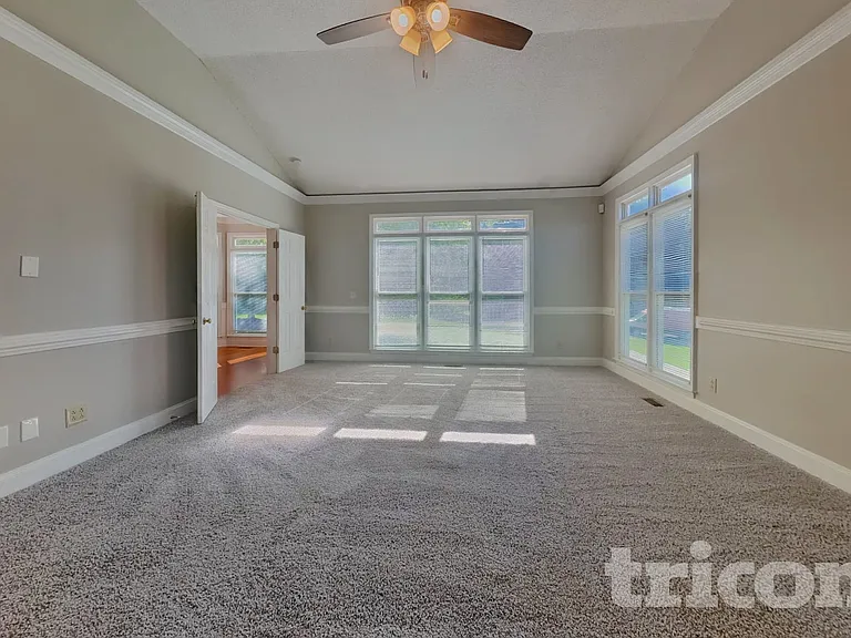405 Ashington Ct — Photo 2