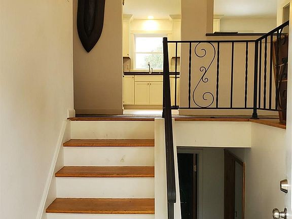 2nd image of 7 English Ln