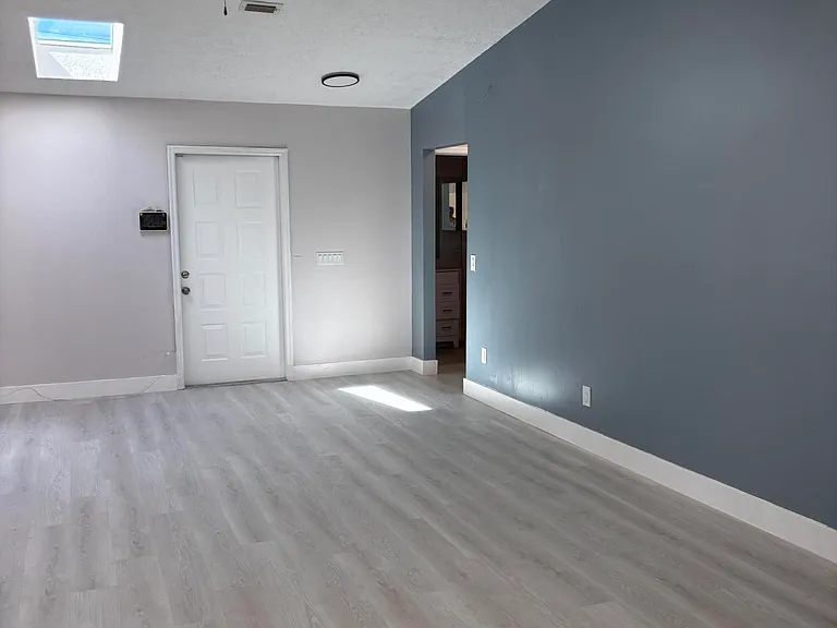 450 SW Eyerly Ave — Photo 2