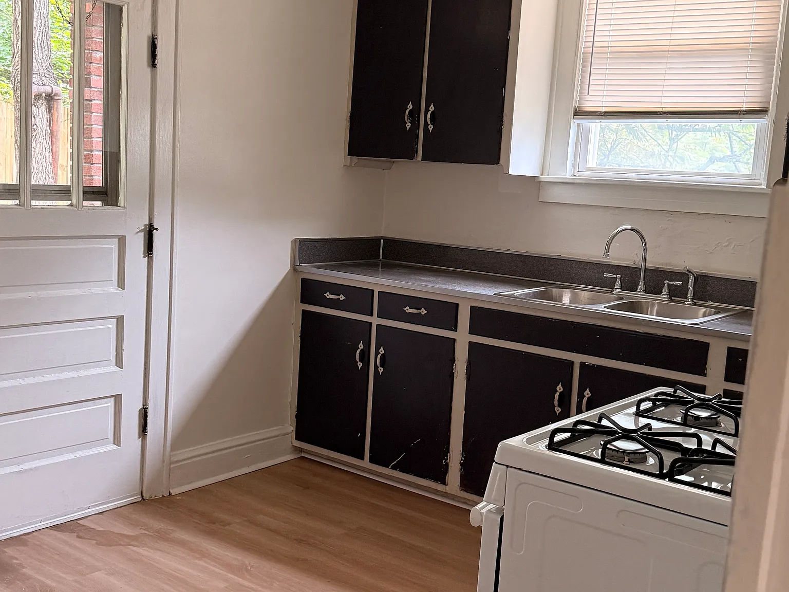 4 bed, 1260 sqft, $1,100 — Photo 4