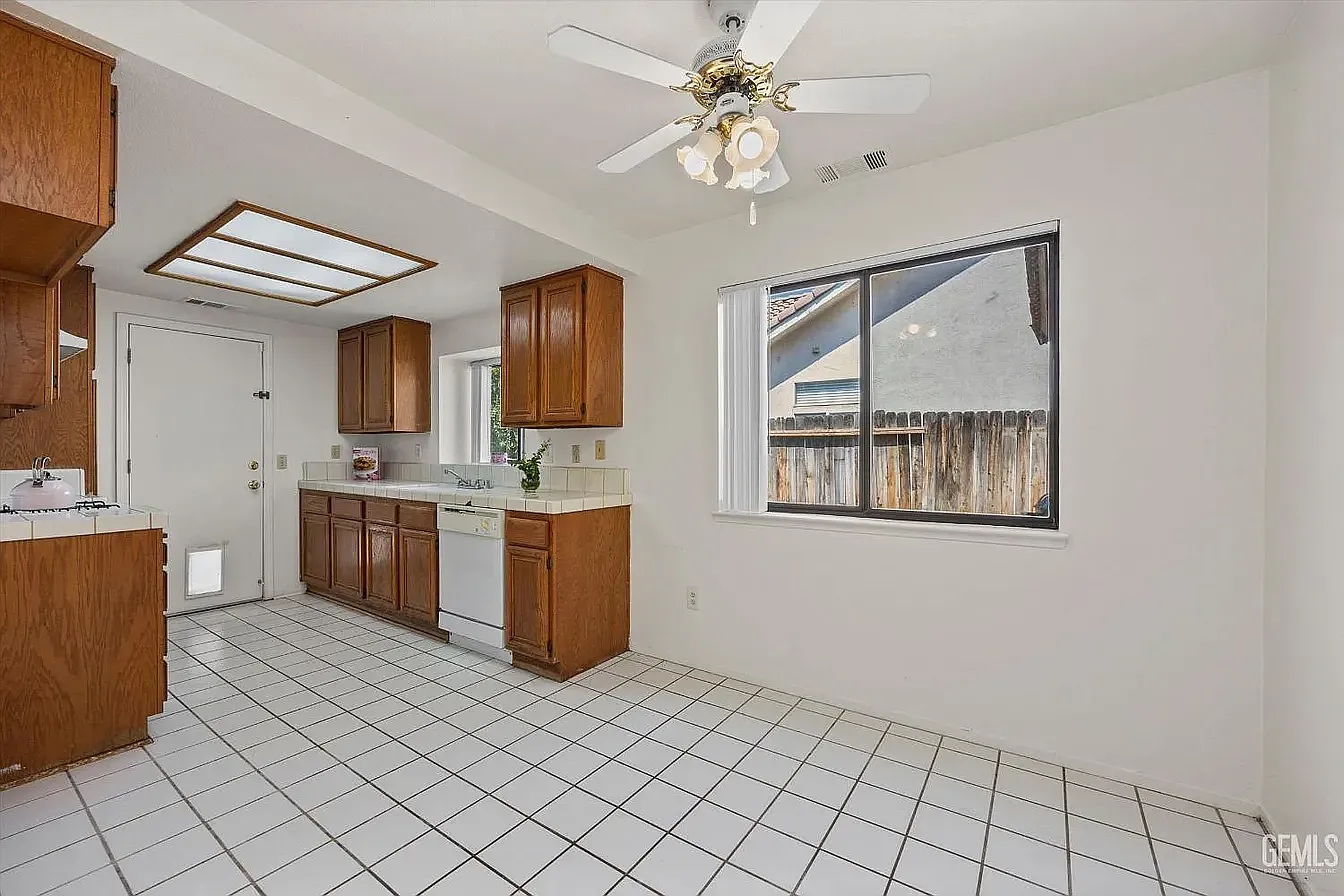 3 bed, 1046 sqft, $700 — Photo 4