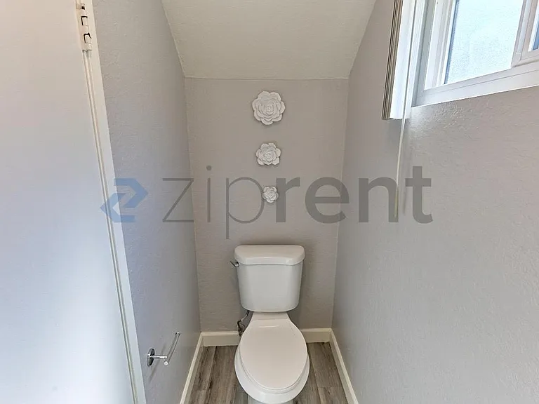 213 E Acacia St #C — Photo 11
