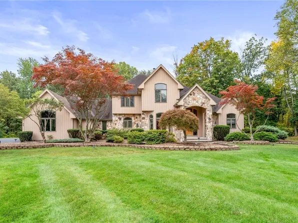 33 Crossbow Dr, Penfield, NY 14526