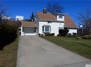 44 Rim Ln, Hicksville, NY 11801