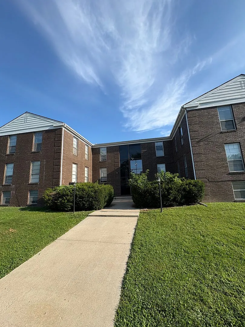 919 W Crestwood Dr — Photo 1