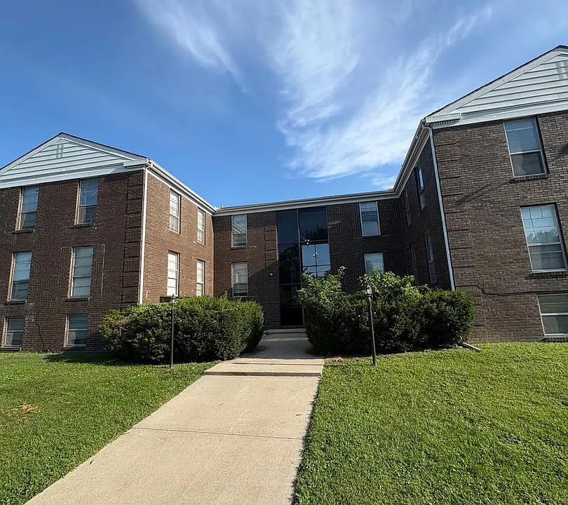 919 W Crestwood Dr