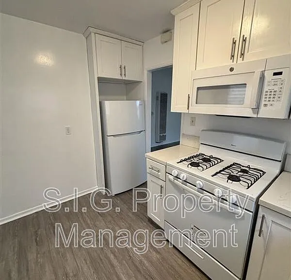 417 E Elmwood Ave #B — Photo 2