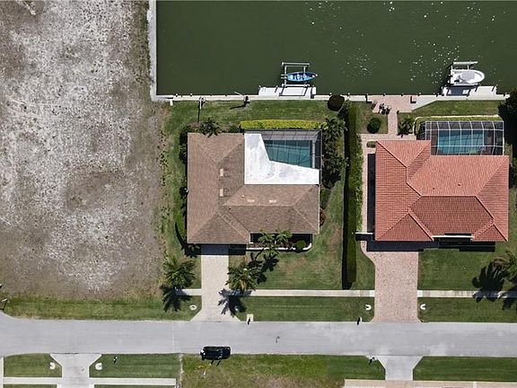 3rd image of 310 Rockhill Ct