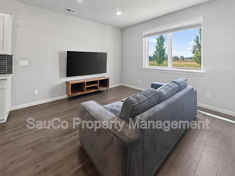 3 bed, 2.5 bath, 1651 sqft, $2,400 — Photo 2