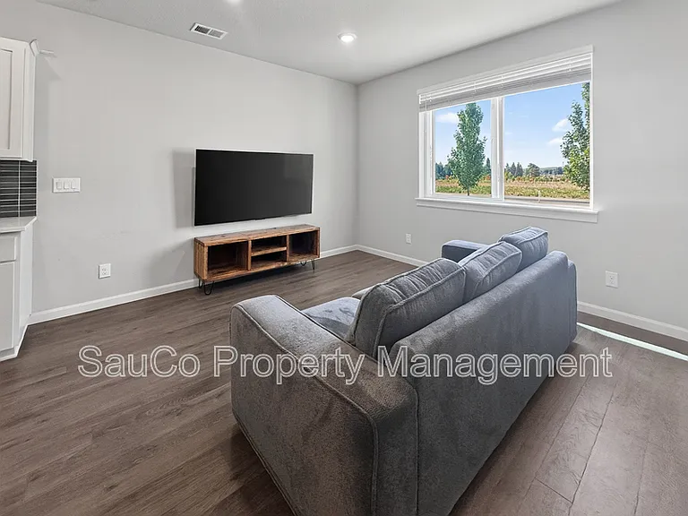 7729 SE Kinnaman St #1 — Photo 2