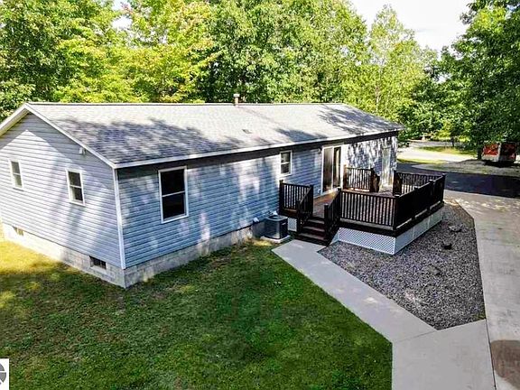 3rd image of 304 Christina Ln