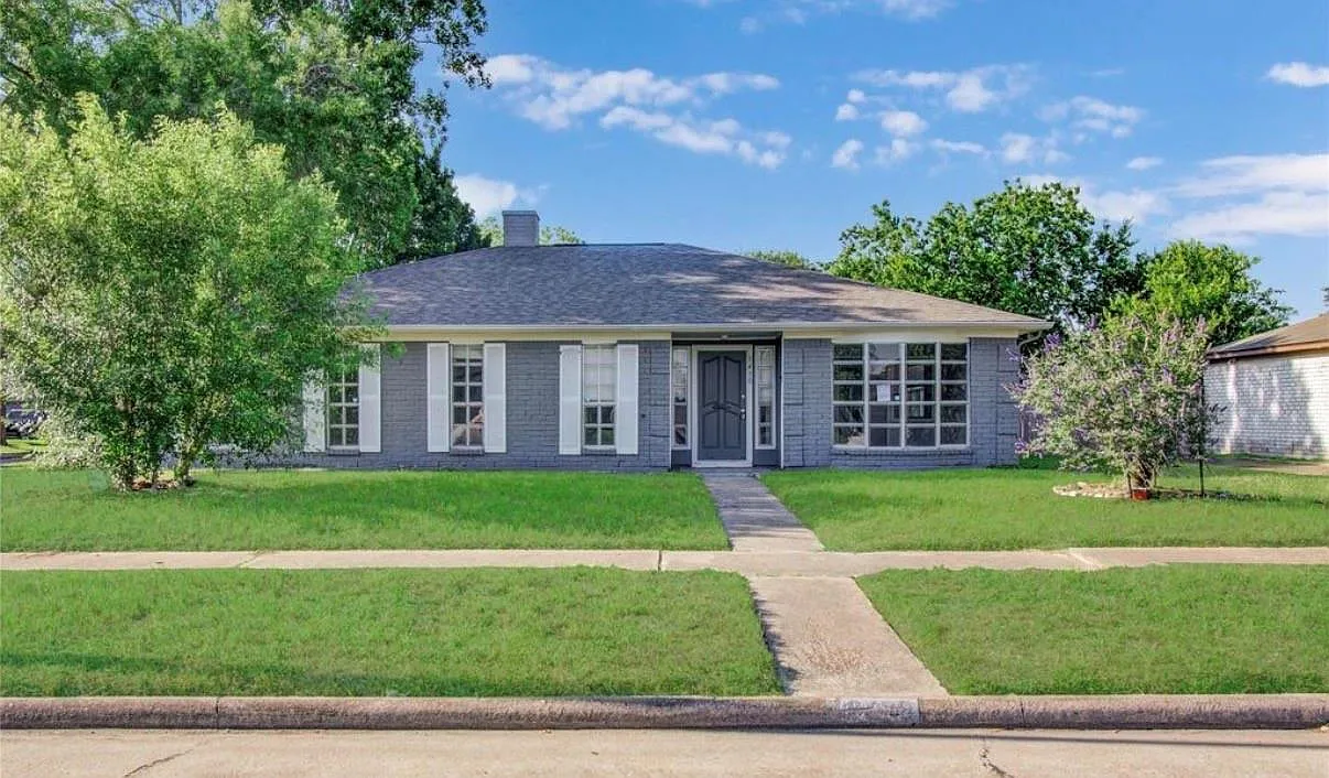 3 bed, 2.0 bath, 1842 sqft, $2,200 — Photo 1