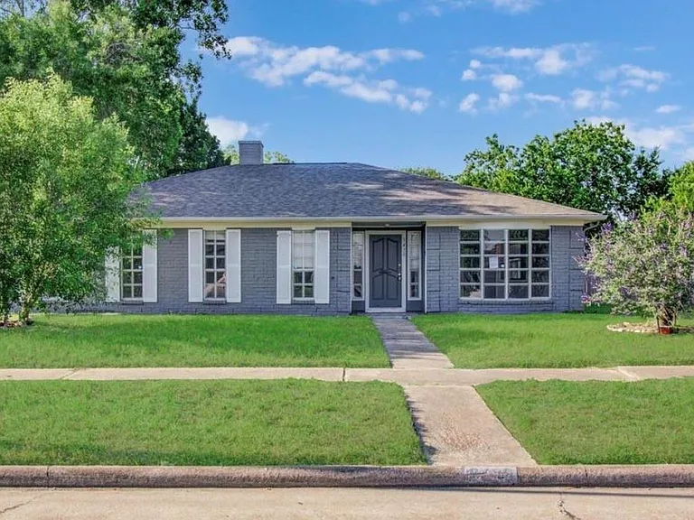 9430 Claridge Dr — Photo 1