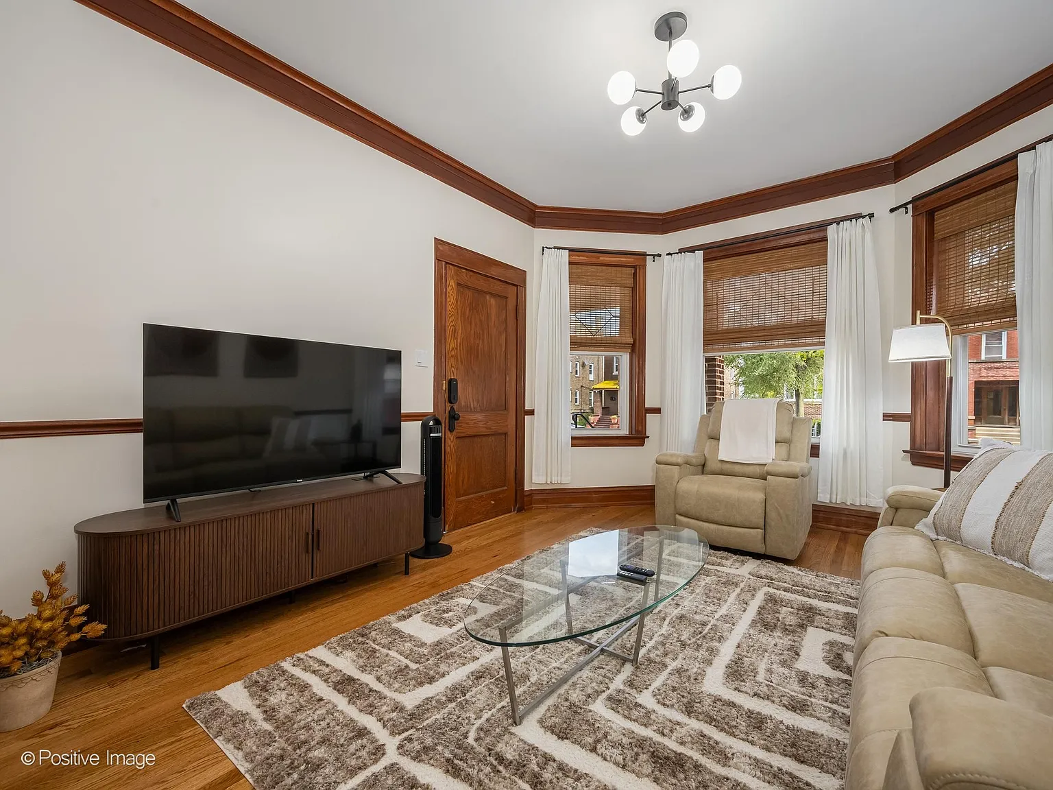 3 bed, 1050 sqft, $4,350 — Photo 2
