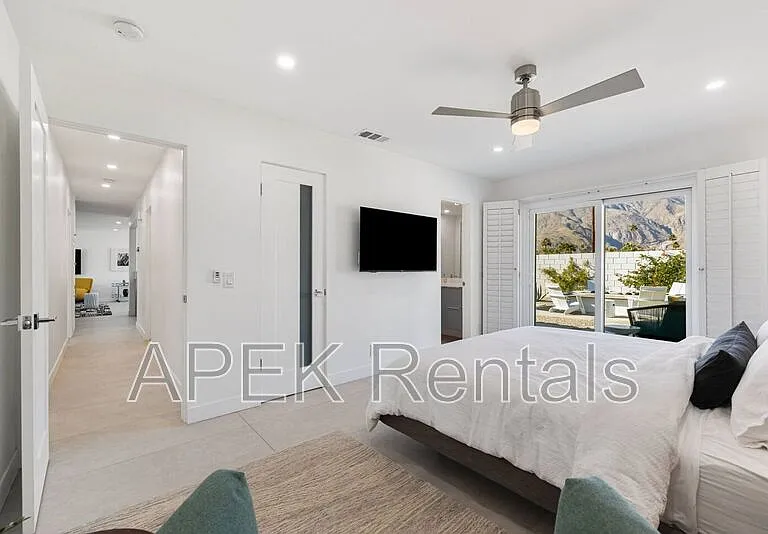 945 N Buttonwillow Cir — Photo 22
