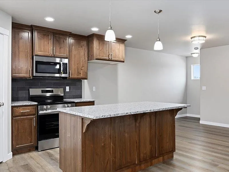 3 bed, 2.5 bath, 1287 sqft, $1,650 — Photo 4