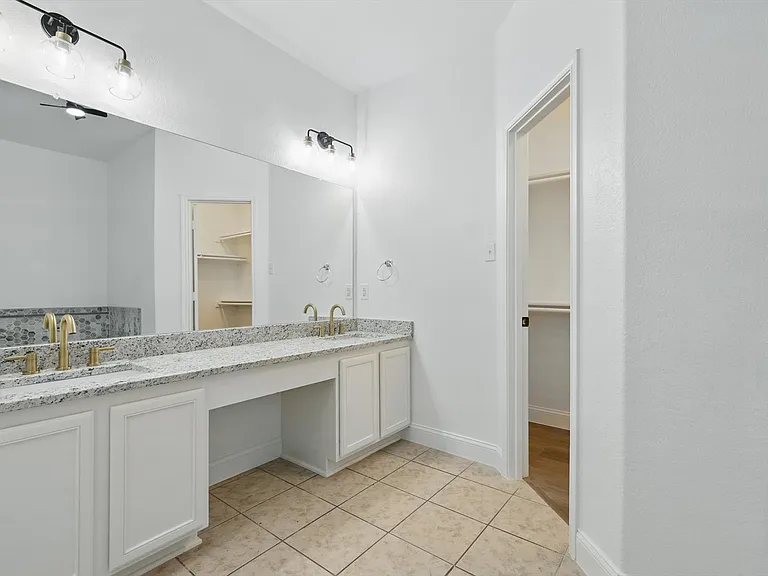 924 Charleston Ln — Photo 35