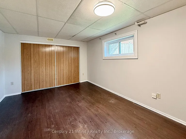 384 Leslie St — Photo 10
