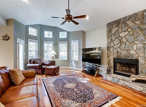 3rd image of 106 Shelter Cove Ln
