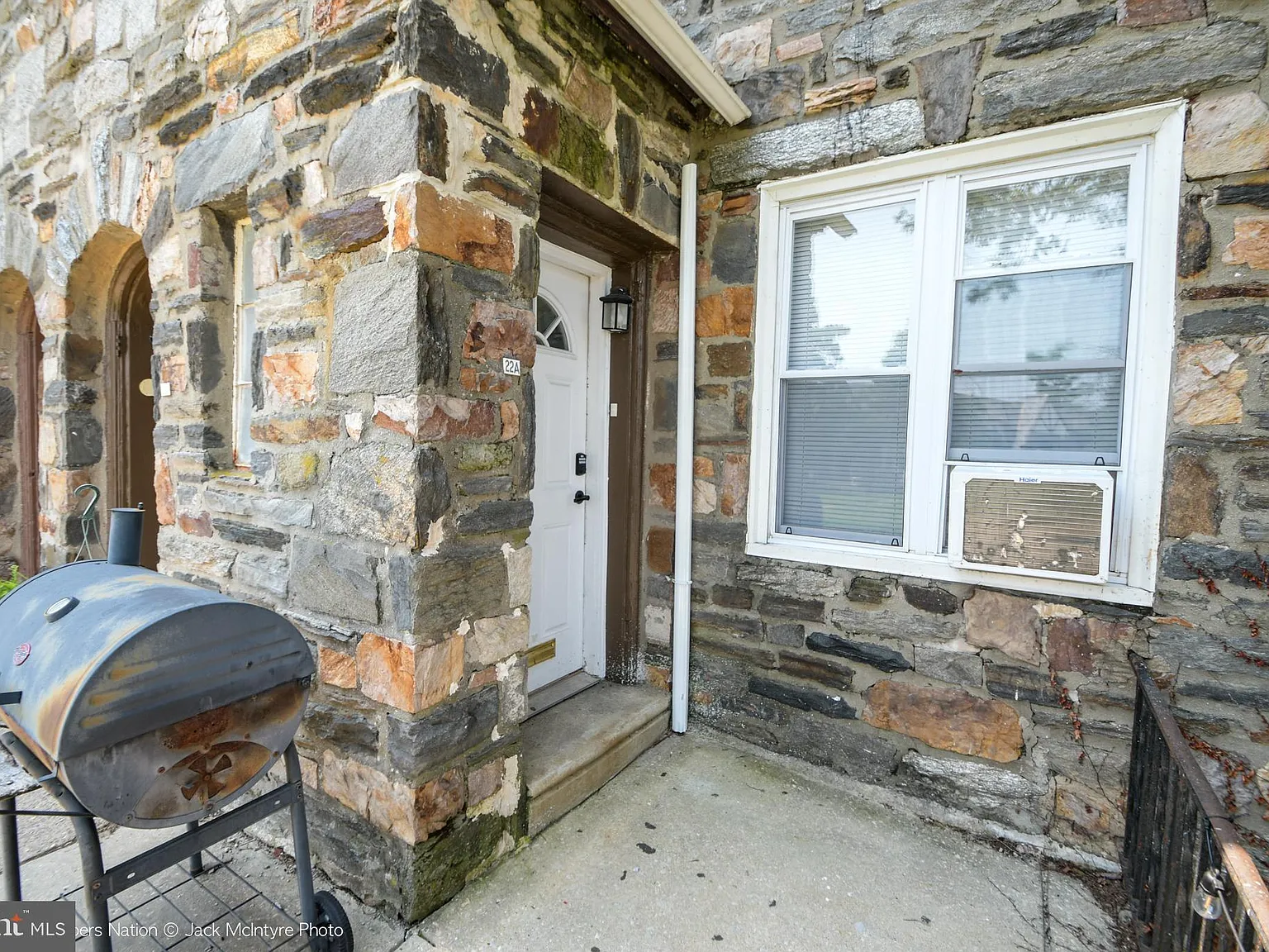 3 bed, 2.0 bath, 2400 sqft, $1,700 — Photo 3