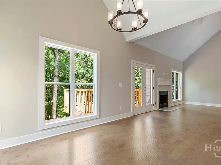 380 Ansley Dr — Photo 4