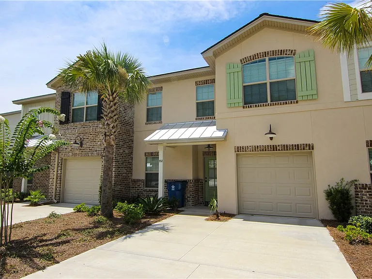 702 Mariners Cir — Photo 1