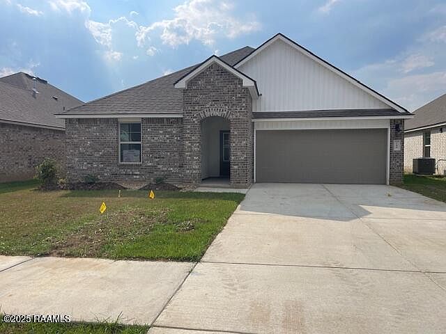 1st image of 106 Broussard Hill Dr