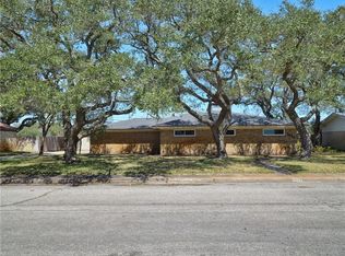 1422 W Palm Dr, Aransas Pass, TX 78336
